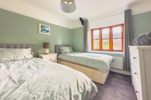 A bed or beds in a room at Seaside-Dog Friendly-Country Cottage-w log burner