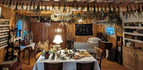 een eetkamer met een tafel en een bed bij Gervių giesmė - country homestead in Viliūšiai