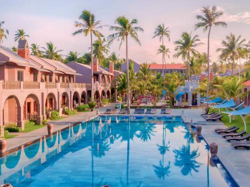 ムイネーにあるLe VIVA Resort Mui Neのリゾートのプールの景色を望めます。