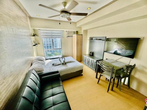 una sala de estar con un sofá y una mesa en Studio Avida Cebu Tower 2 IT Park, en Cebú