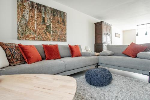 a living room with a couch and a table at Bungalow 68 op Recreatiepark De Wielen in Sint Maarten