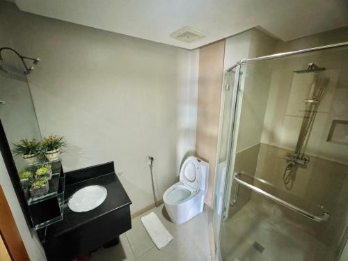 A bathroom at Spacious 1-Bedroom AppleOne Equicom Ayala