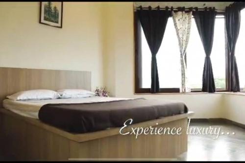 Un pat sau paturi într-o cameră la Sadashiv Bungalow - Kudje,3BHK with swimming pool