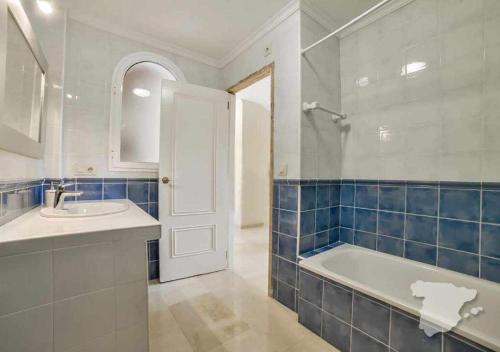 y baño con bañera, lavabo y espejo. en CostaBlancaDreams Casa Altea in Altea, en Alicante