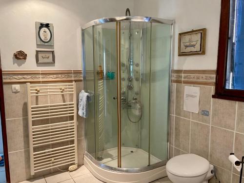une salle de bain avec douche et toilettes dans l'établissement Maison Brora, à Lorgues