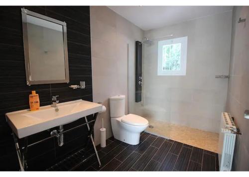 ベニッサにあるVeranoのバスルーム(トイレ、洗面台、鏡付)
