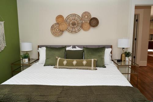 um quarto com uma cama grande e paredes verdes em Downtown Gem 5 Min To City, Near Marta & Pullman em Atlanta