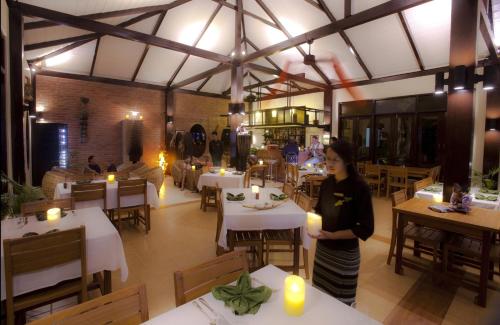 Un restaurante u otro lugar para comer en Thanakha Inle Hotel