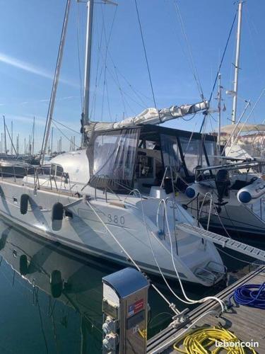 un bateau blanc est amarré dans un port dans l'établissement Cristal de Mer - Cannes, à Cannes