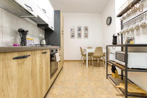 eine Küche mit einer Theke und einem Tisch in der Unterkunft Charming & Cosy 2BR home with WIFI in Birgu by 360 Estates in Vittoriosa