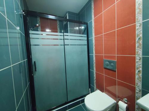 Un baño de YOLO Hostel