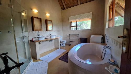 Bilik mandi di Izintaba Private Game Reserve Waterberg