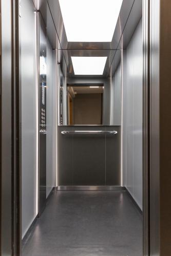 einen Korridor eines Aufzugs mit einem Spiegel in der Unterkunft Cubes Living Athens Goudi in Athen