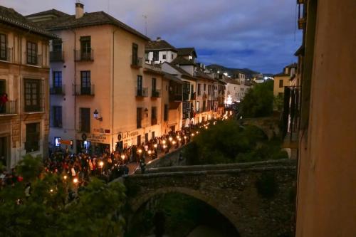 Blick auf eine Stadt in der Nacht mit einer Brücke in der Unterkunft Bonito duplex bajo Alhambra in Granada