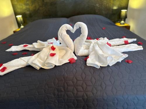 two swans made out of towels on a bed at Ferienwohnung Strand EG in Fehmarn