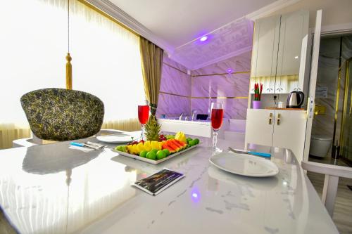 eine Küche mit einem Tisch und einer Obstschale darauf in der Unterkunft Loca Suit in Istanbul