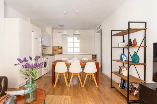 uma cozinha e sala de jantar com mesa e cadeiras em Historical Center Apartment Malaga parking and smart tv em Málaga