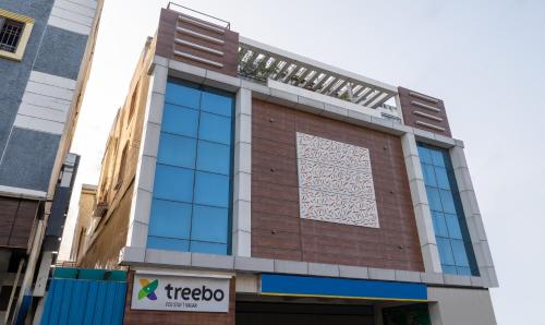 清奈的住宿－Treebo Trend Eco Stay T Nagar，一面有窗户的建筑