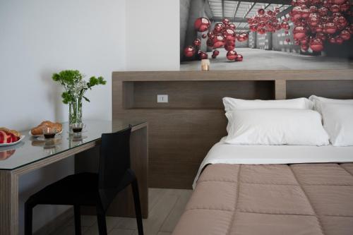 - une chambre avec un bureau, un lit et une table avec une chaise dans l'établissement Villa Eidos b&b, à Domicella