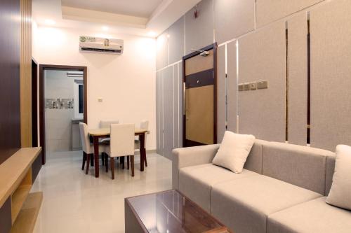 ein Wohnzimmer mit einem Sofa und einem Tisch in der Unterkunft Elite Villa in Duqm