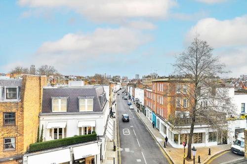 una vista aérea de una calle de la ciudad con edificios en No 15 Brompton cross, en Londres