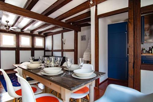 une salle à manger avec une table et des chaises en bois dans l'établissement L'Or - Typical Alsacian apartment in Strasbourg, à Strasbourg