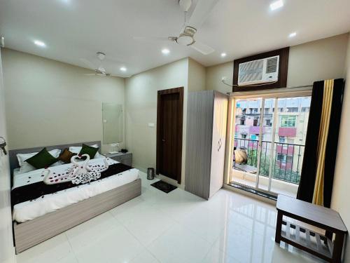 una camera con un letto e una grande finestra di SASA INN a Jamshedpur
