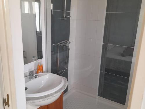 La salle de bains est pourvue d'un lavabo et d'une douche. dans l'établissement Pandora Ocean View am Praia Cabral, à Sal Rei