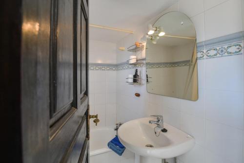 uma casa de banho com um lavatório e um espelho em Finca La Calerita C em Yaiza
