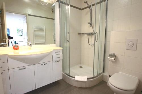 カンヌにあるFully equipped apartment with large terrace lounge areaのバスルーム(シャワー、洗面台、トイレ付)