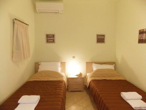 Zimmer mit 2 Betten in einem Zimmer in der Unterkunft SEA VIEW in Korissia