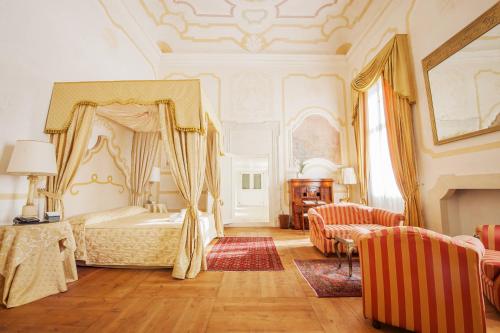 a bedroom with a bed with a canopy at Hotel Villa Cornér Della Regina in Vedelago