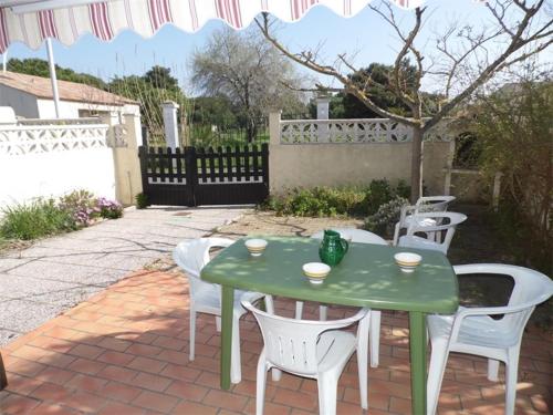 Photo de la galerie de l'établissement Maison mitoyenne 3 pièces avec terrasse, jardin clôturé et parking - 6 couchages à Marseillan - FR-1-326-484, au Cap d'Agde
