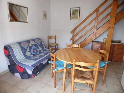 Photo de la galerie de l'établissement Maison mitoyenne 3 pièces avec terrasse, jardin clôturé et parking - 6 couchages à Marseillan - FR-1-326-484, au Cap d'Agde