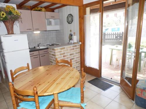 Photo de la galerie de l'établissement Maison mitoyenne 3 pièces avec terrasse, jardin clôturé et parking - 6 couchages à Marseillan - FR-1-326-484, au Cap d'Agde