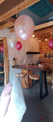 two balloons are hanging from the ceiling of a room at Cabaña en la calera el Pinar in La Calera