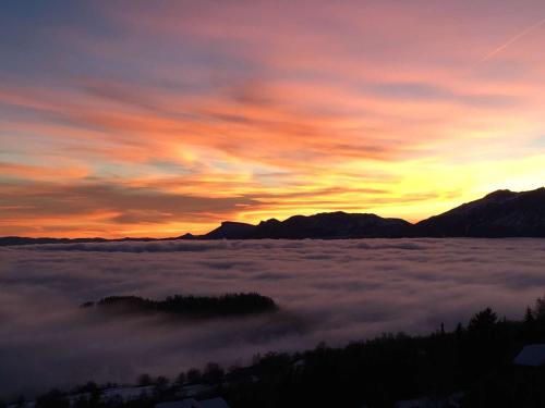 Photo de la galerie de l'établissement Chalet rénové pour 9 pers avec animaux admis, St Michel de Chaillol - FR-1-393-132, à Saint-Michel-de-Chaillol