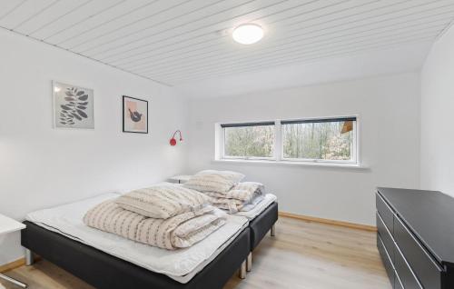 1 dormitorio con 2 camas y ventana en Awesome Home In Kibk With House A Panoramic View en Ørbæk