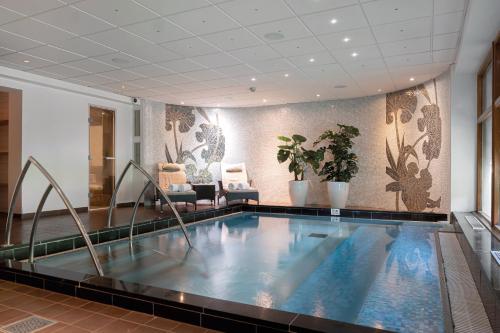 einen Pool in einer Hotellobby mit Pool in der Unterkunft Elite Park Avenue Hotel in Göteborg