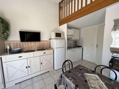 Photo de la galerie de l'établissement Appartement Climatisé Proche Plage pour 4 pers. avec Terrasse et Parking Privé - FR-1-387-194, à Marseillan