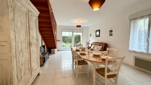 une salle à manger avec une longue table et des chaises dans l'établissement L'échappée, à Fort-Mahon-Plage