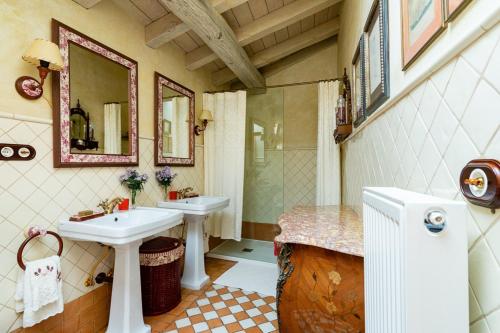 a bathroom with two sinks and a shower at Villa-Mari in Oricáin