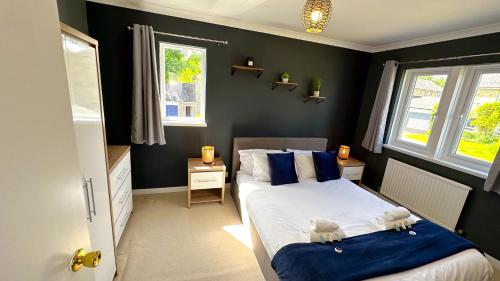 1 dormitorio con 2 animales de peluche en una cama en Huge Family House - Free Parking - Central Harrogate en Harrogate