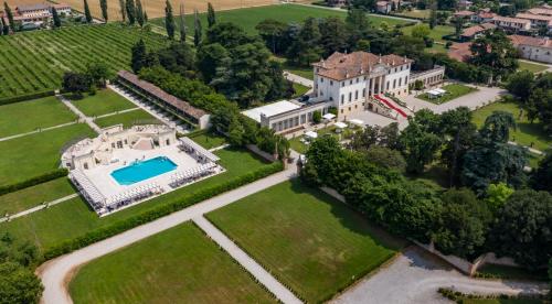 - une vue aérienne sur un domaine avec une piscine dans l'établissement Hotel Villa Cornér Della Regina, à Vedelago