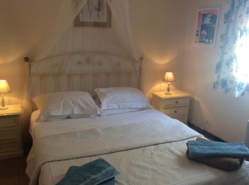 sypialnia z łóżkiem z 2 lampami i ręcznikami w obiekcie B&B Maison Brora w mieście Lorgues