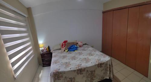 a small bedroom with a bed with a table at Apartamento Céntrico 2 Dormitorios in Santa Cruz de la Sierra
