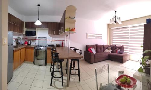 a kitchen and living room with a table and a couch at Apartamento Céntrico 2 Dormitorios in Santa Cruz de la Sierra