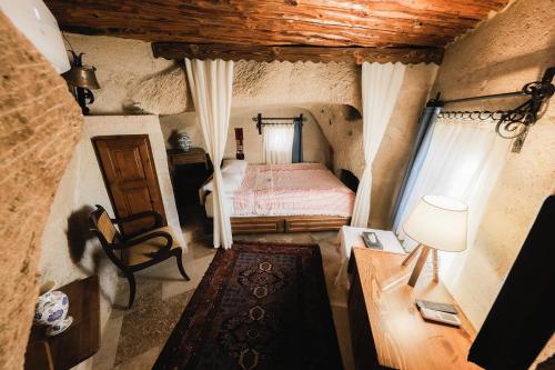 widok na sypialnię z łóżkiem w obiekcie Cappadocia Cave Suites w Göreme