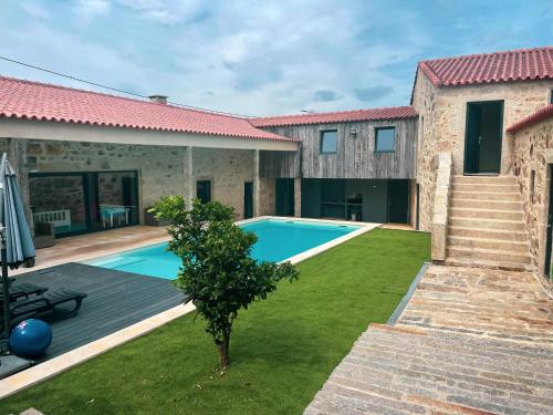 an image of a house with a swimming pool at Casa do Caseiro in Outeiro Maior