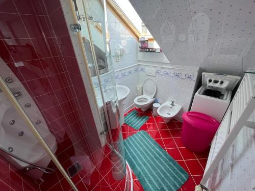 Kúpeľňa v ubytovaní Dom s bazenom pri X Bionic Sphere pre 2 az 7 ludi